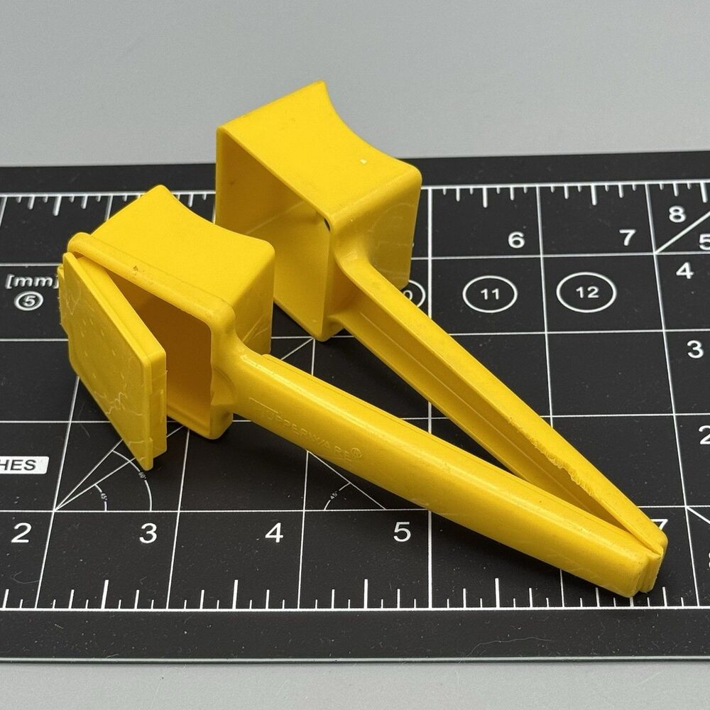 Vtg Tupperware yellow Corn Cob Hugger Butter Spreader with Salt / Pepper Shaker
